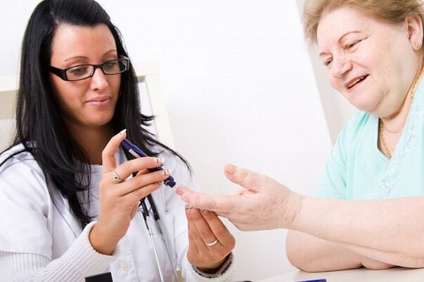 Einen Arzt aufsuchen und den Blutzucker messen, um Diabetes zu diagnostizieren