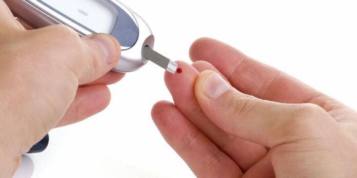 Selbstkontrolle des Blutzuckers mit einem Glukometer